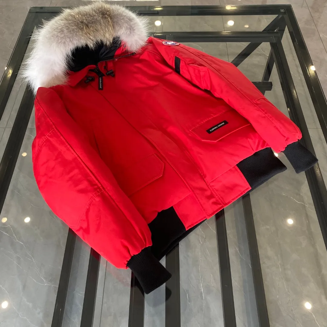 P760 Canada goose/Canada Goose 01 Couple Expedition Parka Down Jacket, authentic original version, you need to compare with the original to check it out at any time, all accessories are customized from the original factory 💯The softness and hardness of the fabric is compared with the original, and it can be restored by kneading at will (fabric misunderstanding: Fabrics with high hardness are not waterproof. Only when you buy the latest authentic version this year will you notice the softness and comfort of the fabric) 💯The down is synchronized with the authentic white duck down, fluffy and not lumpy. Electronically controlled velvet filling machine 💯Customized zippers with authentic YKK military-grade copper core zipper pullers, high hardness and no jamming 💯The fur collar is purchased from Western Canada coyote skin original customization 💯All workmanship and wiring are controlled by workers with more than ten years of experience. They must be horizontal and vertical, and are not allowed to twist. The inner wiring density is more sophisticated. Feel free to compare 💯Big goose label Collar label Washed label Hangtag Zipper cord Pocket label Back label, collar velvet, Velcro fasteners, cuffs, all details are updated simultaneously with genuine products. The best version, the most complete color matching, all kinds of battle products. Color: off-white, black, charcoal gray, navy blue, red, blue. Size: XS-XXL